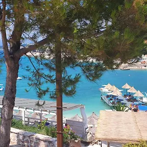 Emar Beachfront Couette-café Ksamil