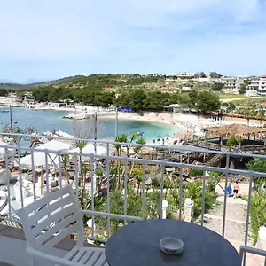 Emaar - Beachfront , Newly Renovated Couette-café Ksamil